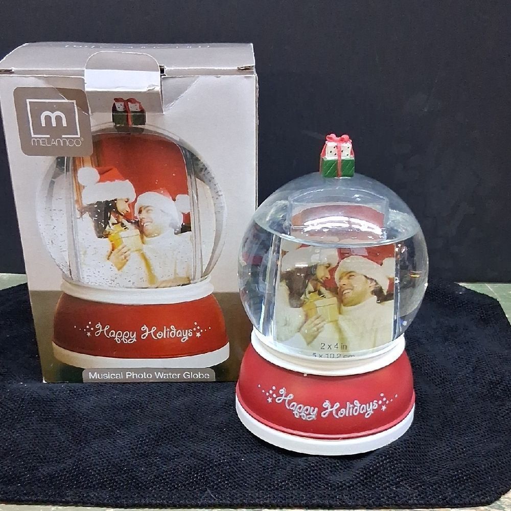 Musical Photo Water globe displays 2 pictures and plays‎ music